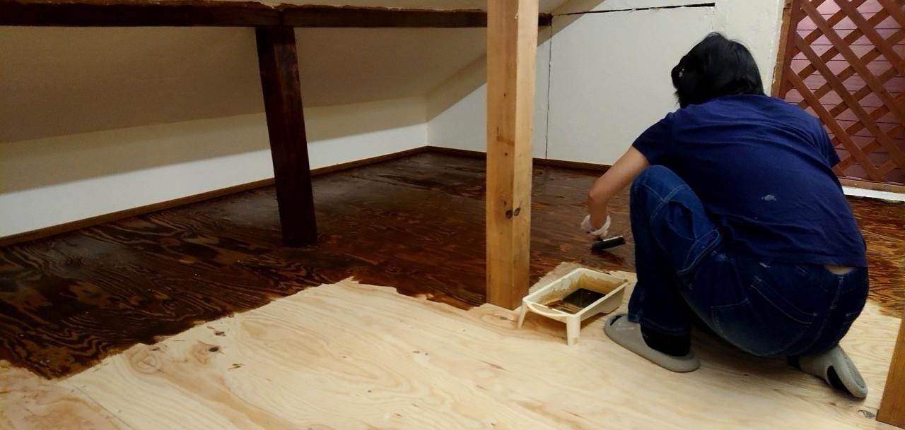 小屋裏の床を塗装するDIY作業中。漫画コーナーへの改装途中。