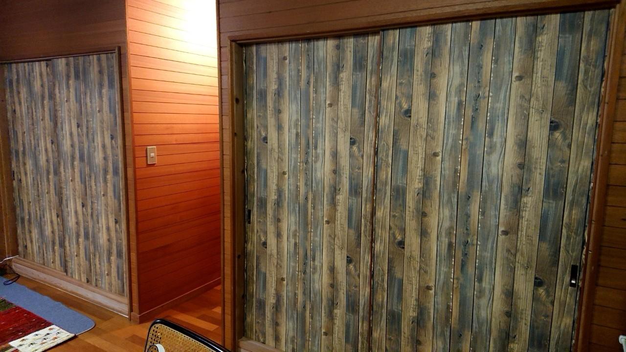 襖の張り替え後。木目調にDIYで張り替えた襖。部屋の雰囲気が一変。